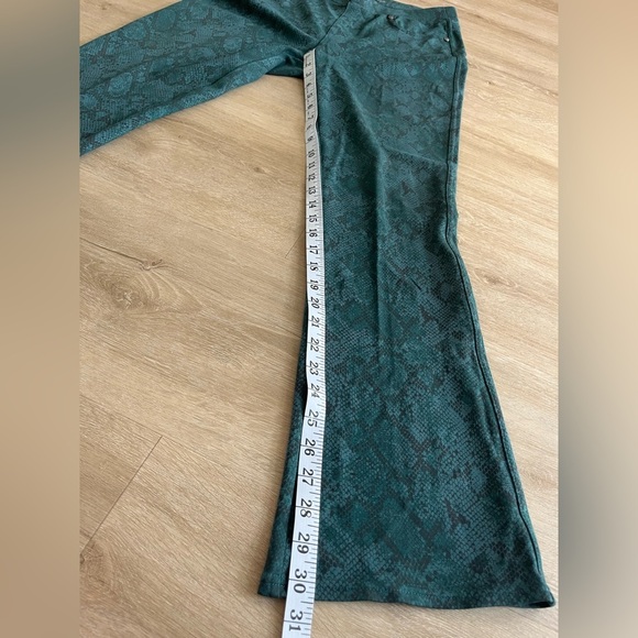 DG2 Diane Gilman pull on pants snake print Fitted SZ M - Picture 3 of 8